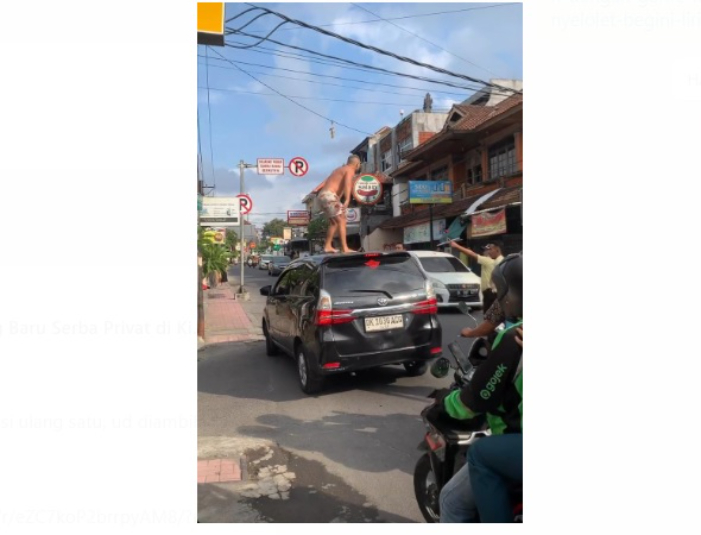 Viral aksi bule naik ke atas kap sebuah mobil hingga picu kemacetan lalu lintas
