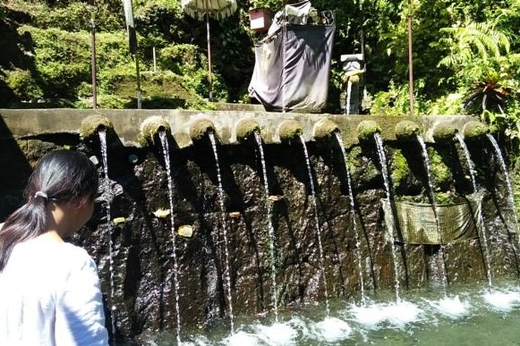 SEMBUH: Pancoran Solas merupakan tempat melukat umat Hindu Bali yang dipercaya dapat sembuhkan penyakit stroke dan bebai serta yang sulit punya keturunan.
