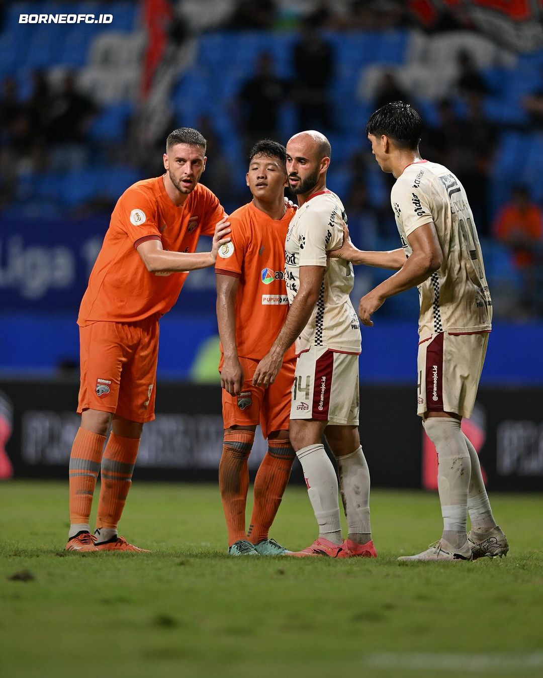 Elias Dolah (kanan) dan Mohammed Rashid masuk dalam nominasi 11 pemain terbaik Liga 1.