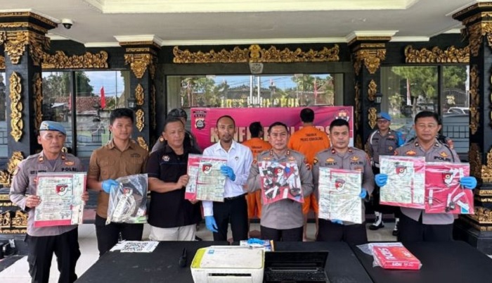 Kedua tersangka yakni I Nengah Parsika alias Nonik dan Agus Ariyanto alias Hendra pembuat STNK palsu.