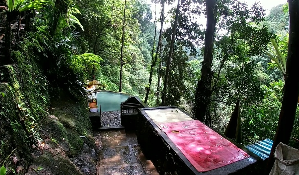 Taman Beji Samuan, di Desa adat Samuan, Petang, Badung, ini diyakini ampuh untuk penyakit, cari jodoh, hingga dapat momongan.