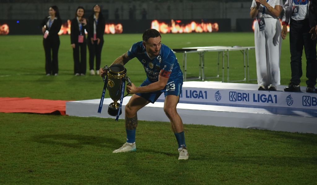 TROFI: Marc Klok membawa trofi juara Liga 1 musim 2023/2024 untuk Persib Bandung, samai trofi Bali United tetapi salip  musuh bebuyutannya.