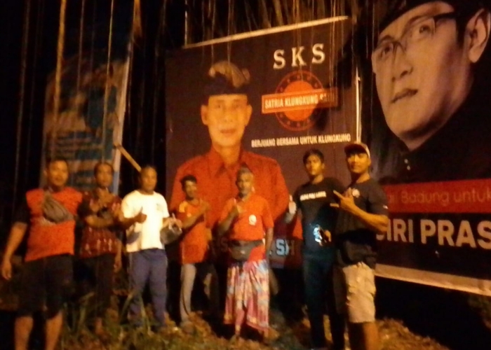 Sejumlah relawan usai memasang baliho dukungan terhadap I Made Satria.