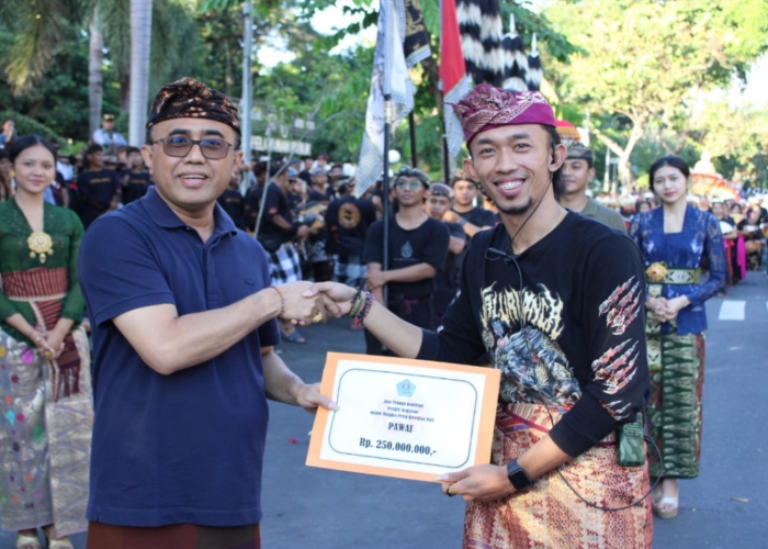 PKB: Walikota Denpasar, I Gusti Ngurah Jaya Negara memberikan apresiasi kepada Duta Pawai PKB Denpasar.