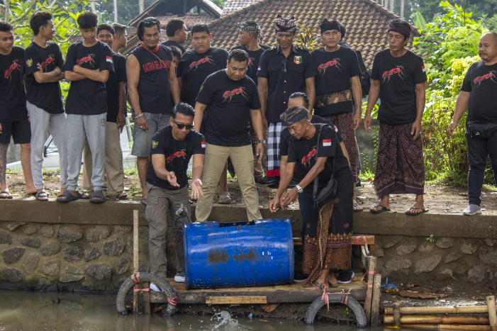 Penebaran Benih Ikan di Lima Desa di Tabanan.
