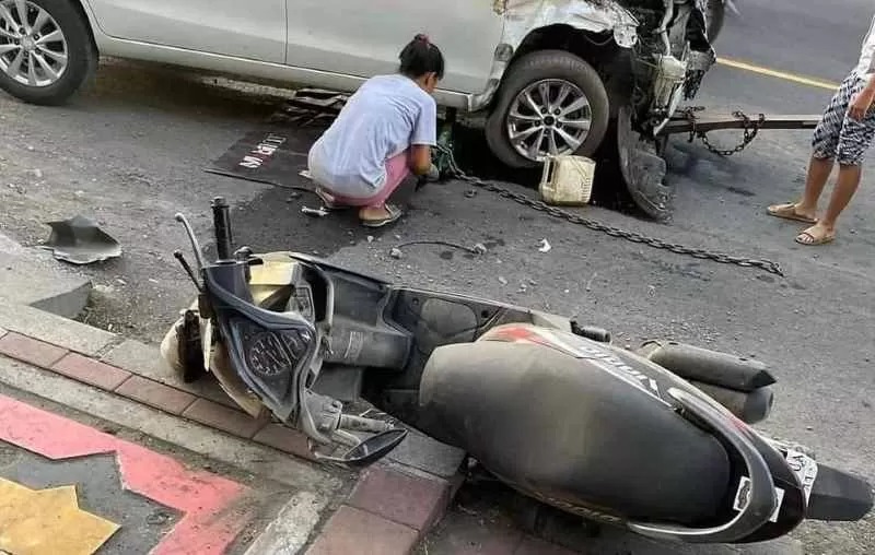 Honda Vario dan mobil Ertiga rusak akibat kecelakaan beruntun di Jalan A. Yani Singaraja, Buleleng, Bali pada Sabtu, 1 Juni 2024.