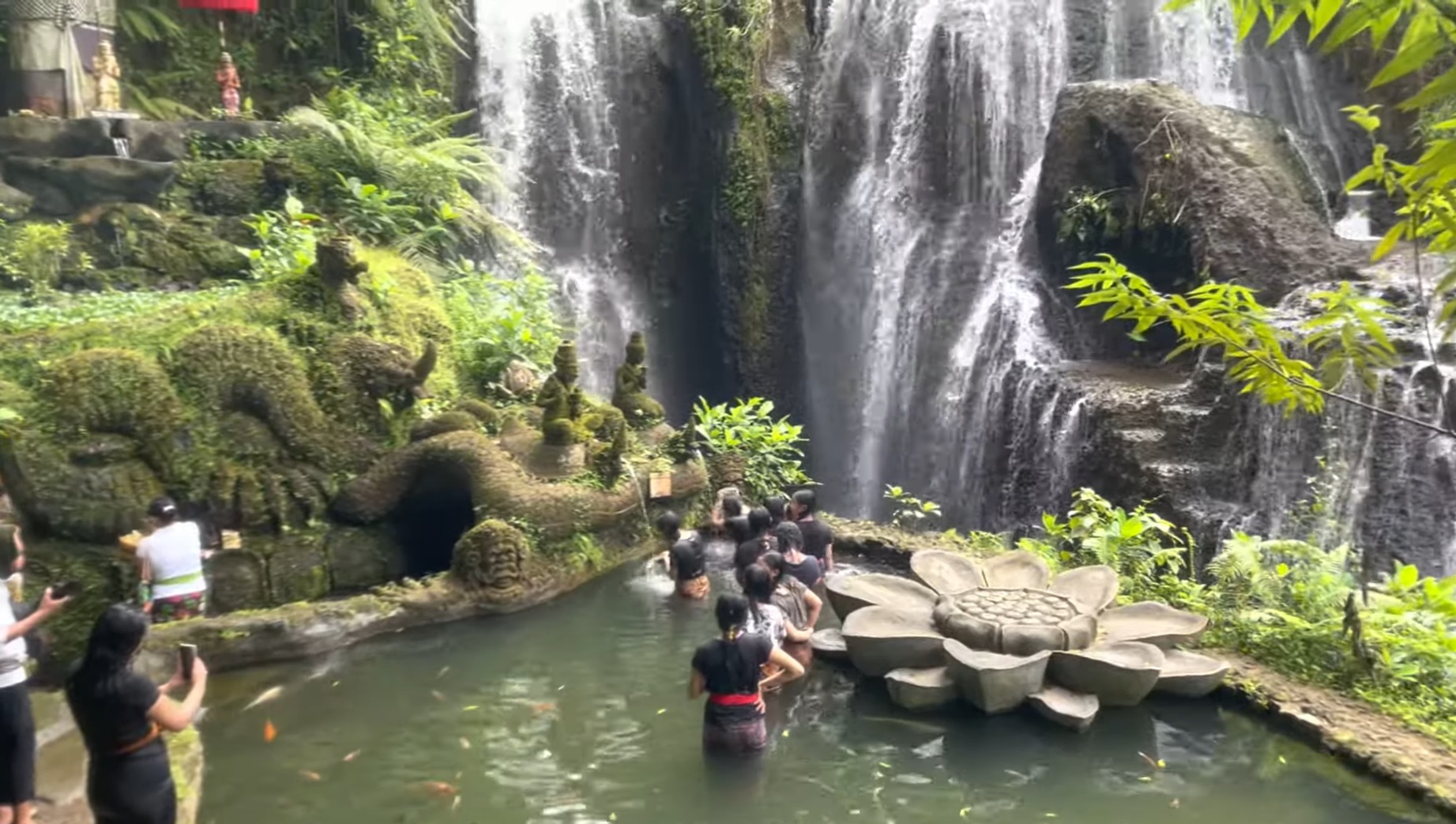 Pura Taman Beji Griya Punggul di Banjar Trinadi, Desa Punggul, Kecamatan Abiansemal, Kabupaten Badung, Bali yang menjadi tempat melukat favorit di Bali