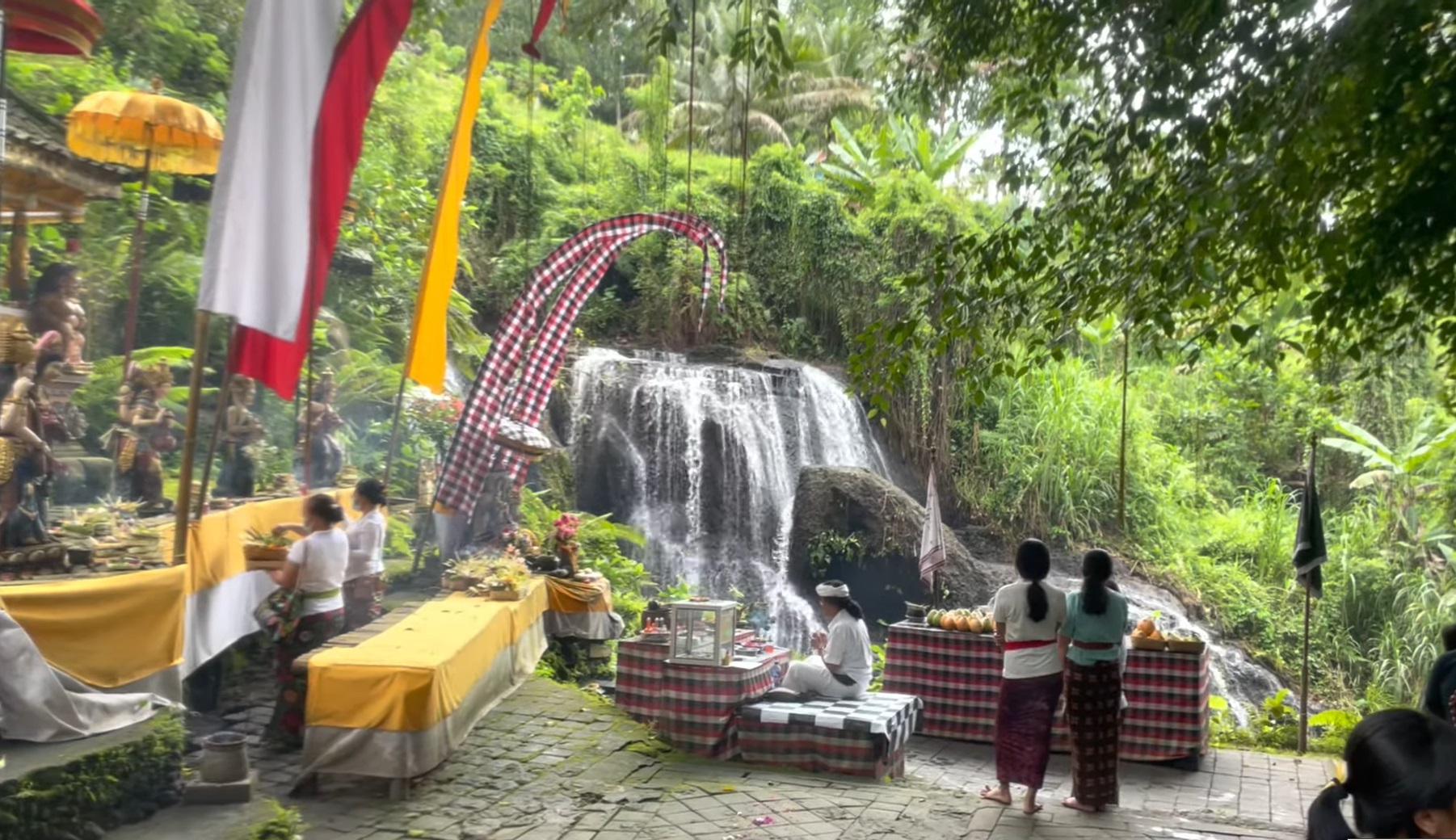 Pura Taman Beji Griya Punggul di Banjar Trinadi, Desa Punggul, Kecamatan Abiansemal, Kabupaten Badung, Bali yang menjadi tempat melukat favorit di Bali
