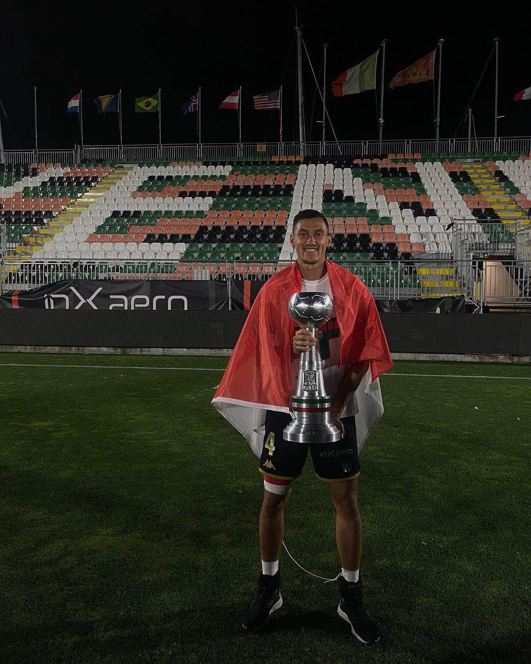 Jay Idzes berselimut bendera merah putih saat Venezia promosi ke Serie A menyusul Como.