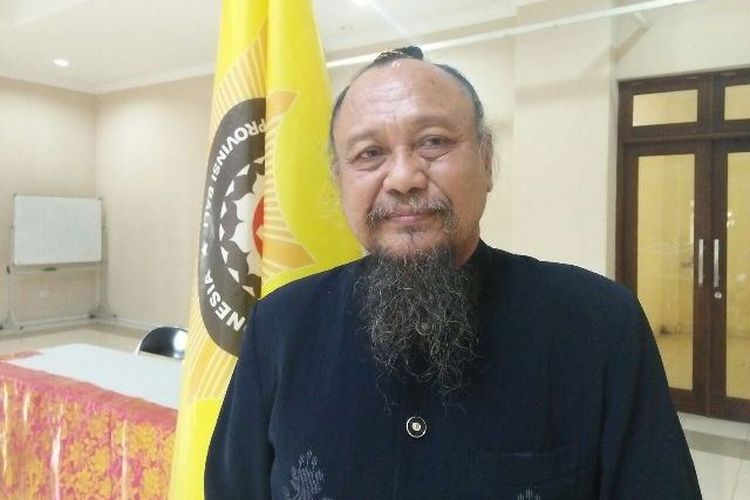 MAKNA MELUKAT: Ida Peranda Gede Wayahan Wanasari memaparkan makna dan arti melukat bagi umat Hindu Bali. Dan sarana paling baik untuk melukat adalah air laut.