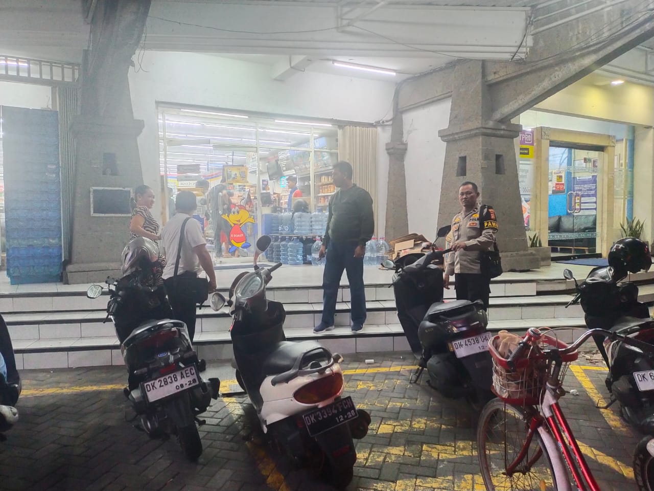 Lokasi pemukulan WNA terhadap warga Denpasar di Indomaret, Jalan Nakula Barat, Legian, Kuta, Bali.
