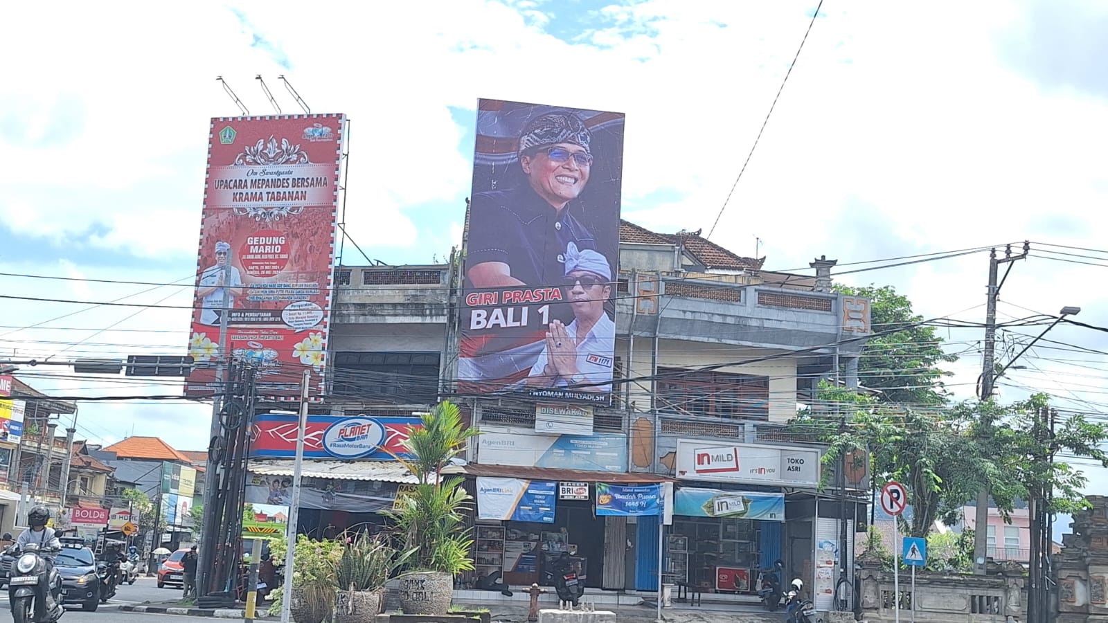 Baliho dukungan terhadap salah seorang calon kepala daerah pada pada Pilkada 2024 terpasang di simpang traffic light Kediri, Tabanan, Bali.
