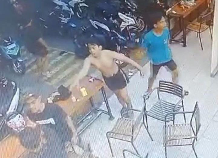Meski wajah pelaku pemukulan di minimarket terekam jelas CCTV namun hingga kini polisi belum menagkap pelaku