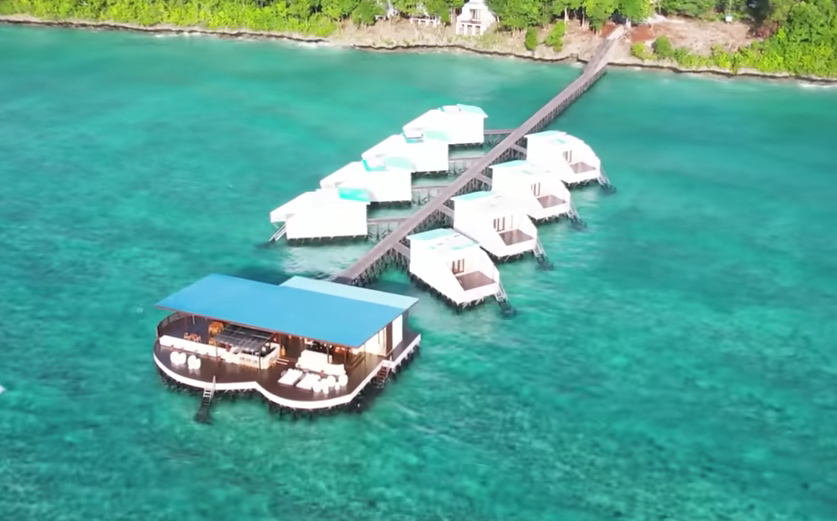 MALDIVES: Villa mewah ini berada di tengah laut Pulau Maratua yang mirip Maldives. Tak kalah dengan glamping di Kintamani Bali, tempat ini merupakan surga bagi pecinta snorkeling.