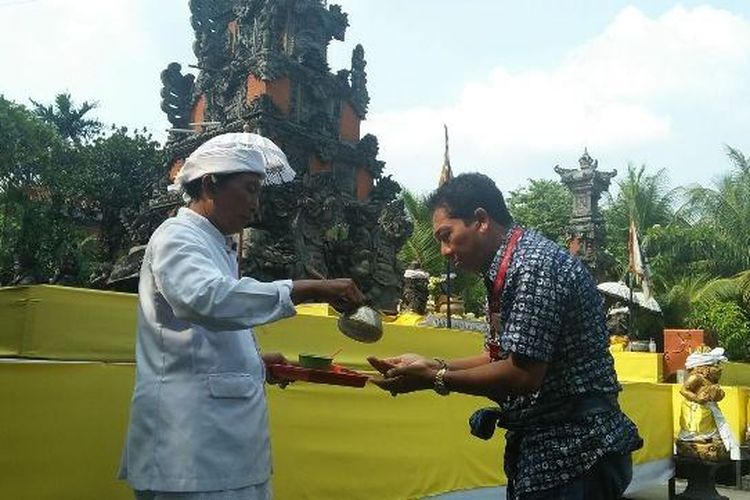 MELUKAT: Tempat pemujaan umat Hindu di Jakarta ini juga menjadi tempat melukat yang diyakini bisa sembuhkan penyakit dalam hitungan menit.
