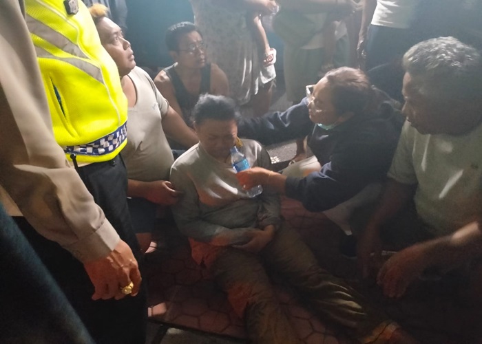 LOMPAT : Seorang perempuan melompat dari Jembatan Blahtanah berhasil diselamatkan warga.