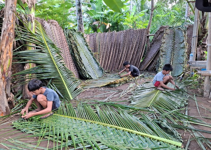 ANYAMAN : Sejumlah anak membuat anyaman klangsah di Desa Paksebali, Kecamatan Dawan, Klungkung.