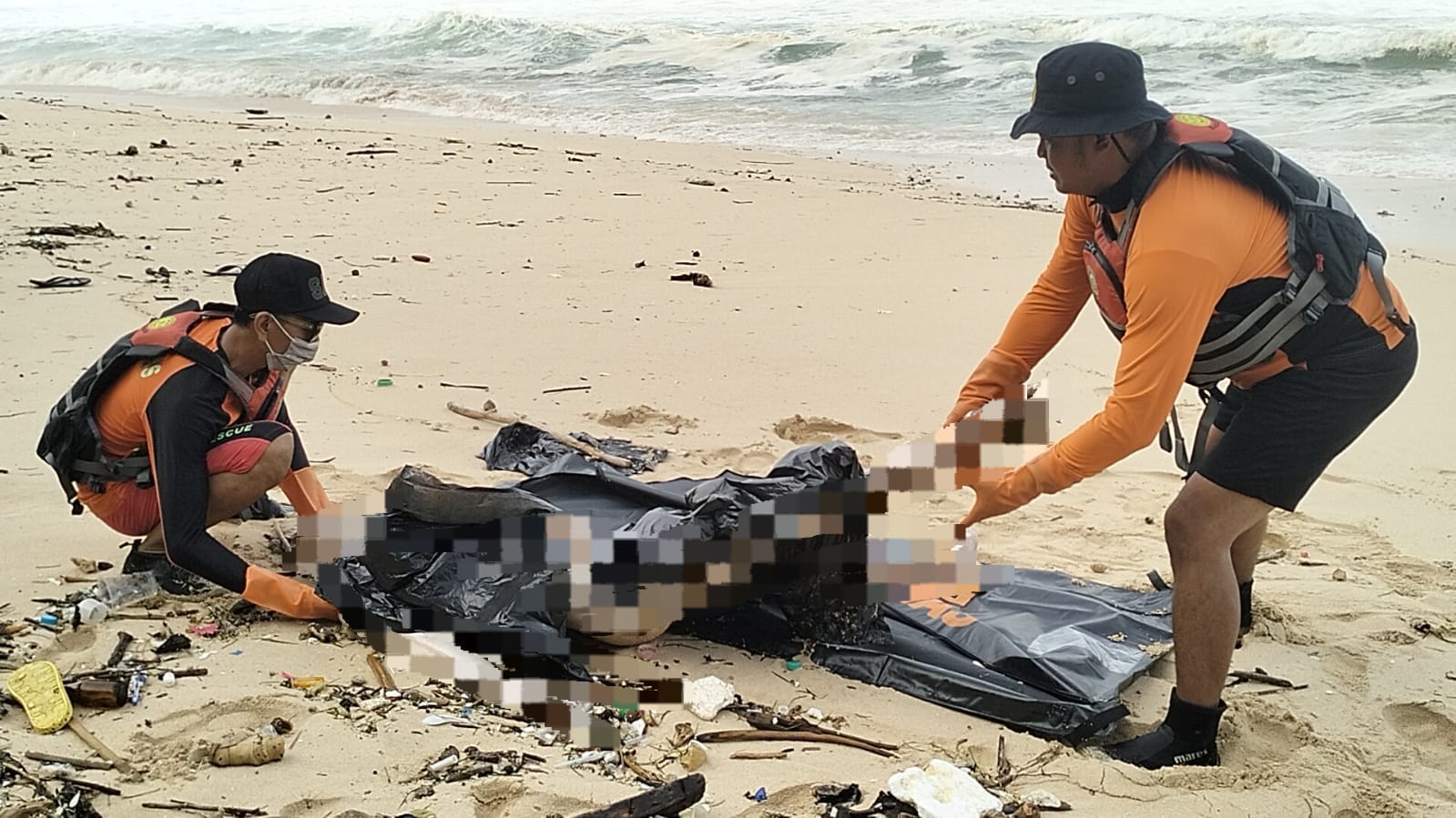 EVAKUASI: Tim SAR Gabungan mengevakuasi jenazah buruh bangunan asal Demak yang ditemukan terapung tak jauh dari lokasi awal terseret arus di Pantai Nyangnyang.