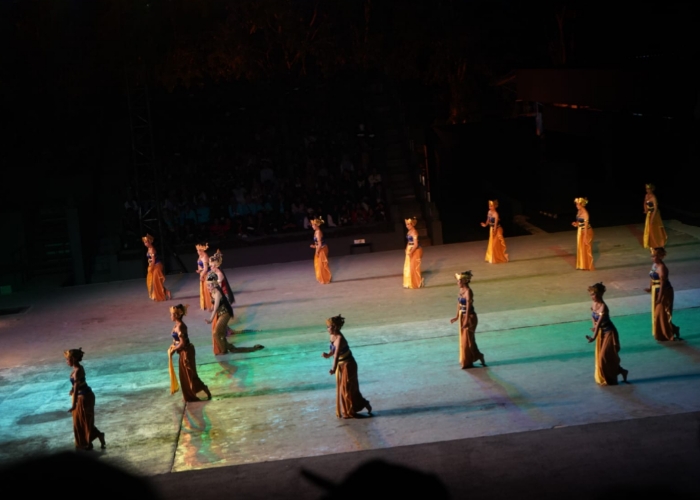 PEMENTASAN : Penjabat (Pj) Bupati Klungkung, I Nyoman Jendrika saat mengunjungi Unit Teater dan Pentas Sendratari Ramayana Prambanan yang berlokasi di Gedung Trimurti Teater, Jl. Raya Solo - Yogya.
