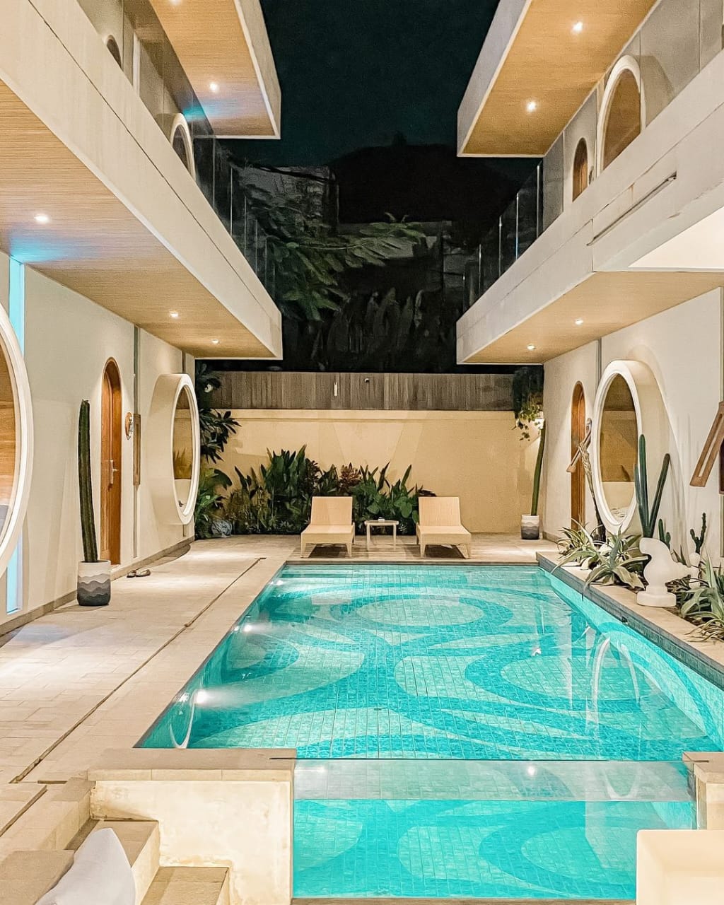 SEPERTI PANTAI: Tak kalah menarik dengan glamping Kintamani Bali, di dekat Bandara Ngurah Rai ada staycation yang serasa berada di pantai dan bisa akses destinasi hits di Canggu.
