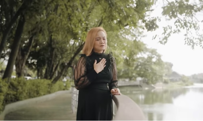 Penyanyi Dek Ulik kembali merilis lagu terbaru yang berjudul Ketundung