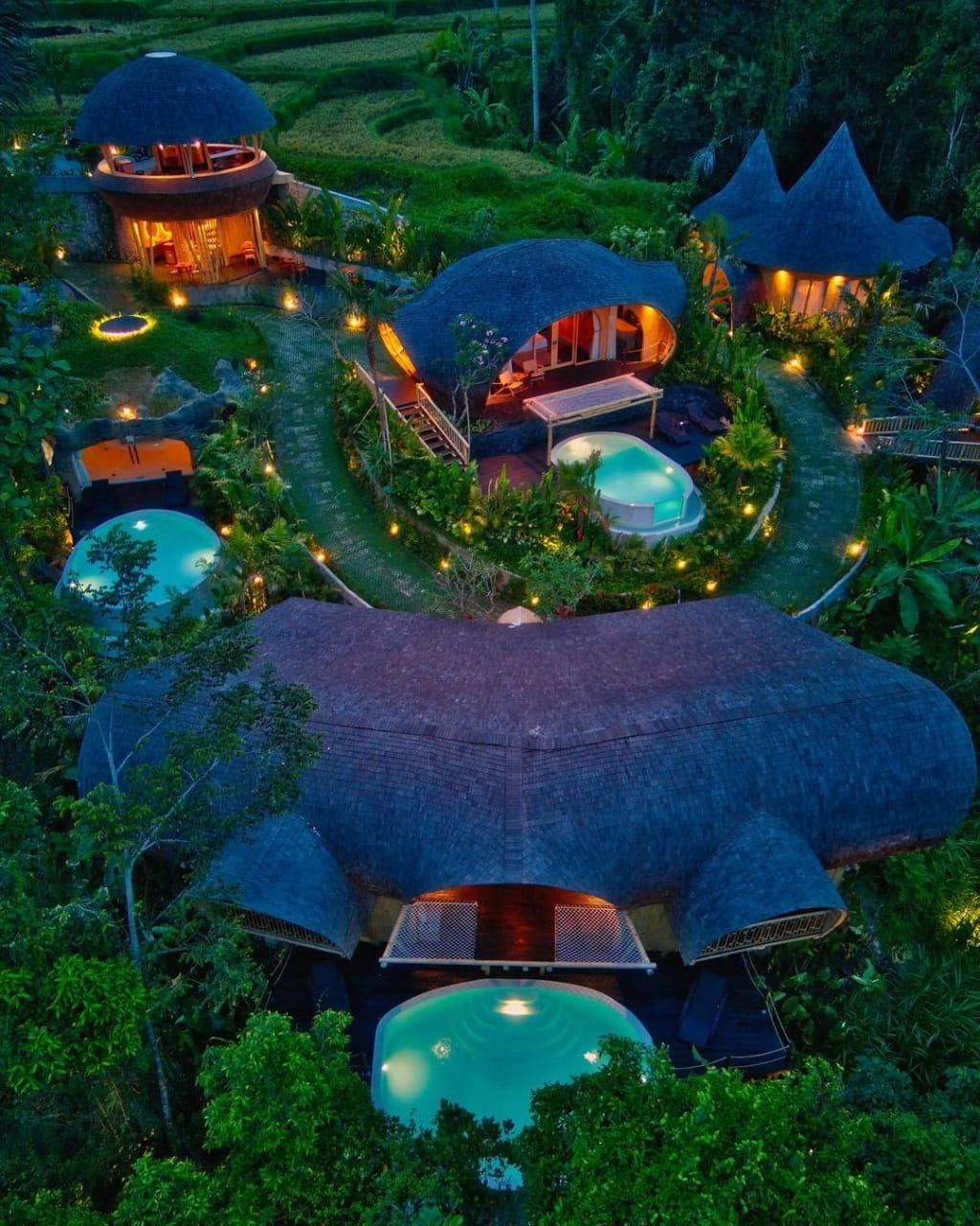 GLAMPING BEDA: Salah satu resort di Gianyar ini tawarkan suasana berbeda dengan glamping di Kintamani Bali. Berkonsep Eco-Friendly, bisa nikmati Floating Breakfast atau dekorasi kamar dengan bunga.