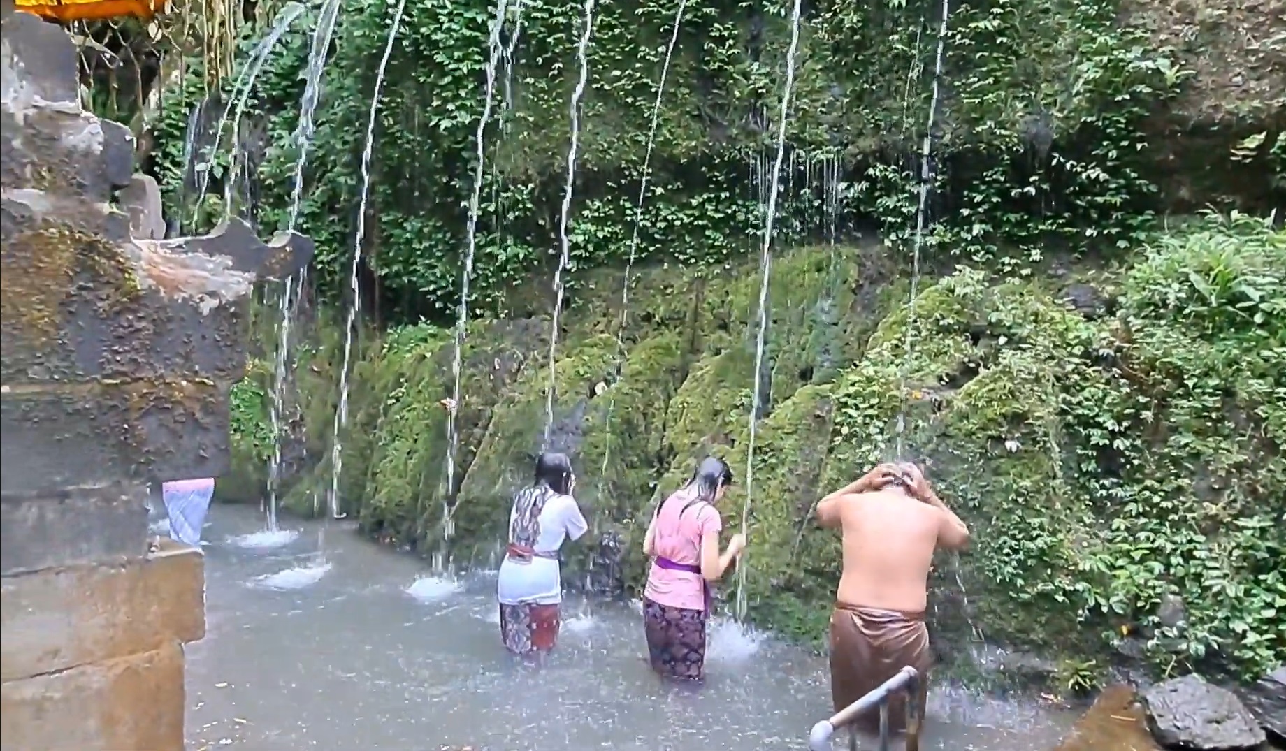 Proses melukat di Pura Tirta Sudhamala, Desa Bebalang, Kecamatan/Kabupaten Bangli melalui beberapa tahap. Pemedek nantinya akan dipandu oleh jro mangku dalam proses melukat.