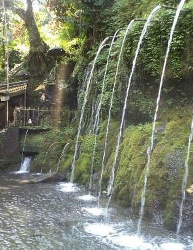 NON &ndash; HINDU:  Tempat melukat di salah satu desa di Bali ini banyak dikunjungi umat non &ndash; Hindu untuk buang sial dan pengobatan. Namun ada syarat yang wajib dipatuhi.