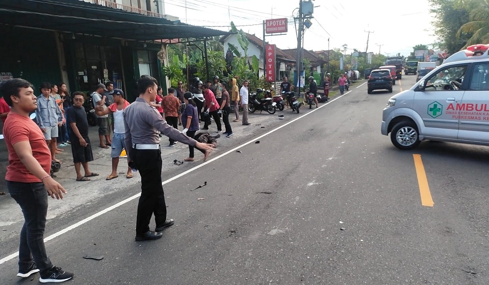 Truk Hino yang dengan sopir Holil Absori (31)  asal Banyuwangi tabrak pengendara motor Putu Yoga hingga tewas di jalur tengkorak Tabanan Bali.