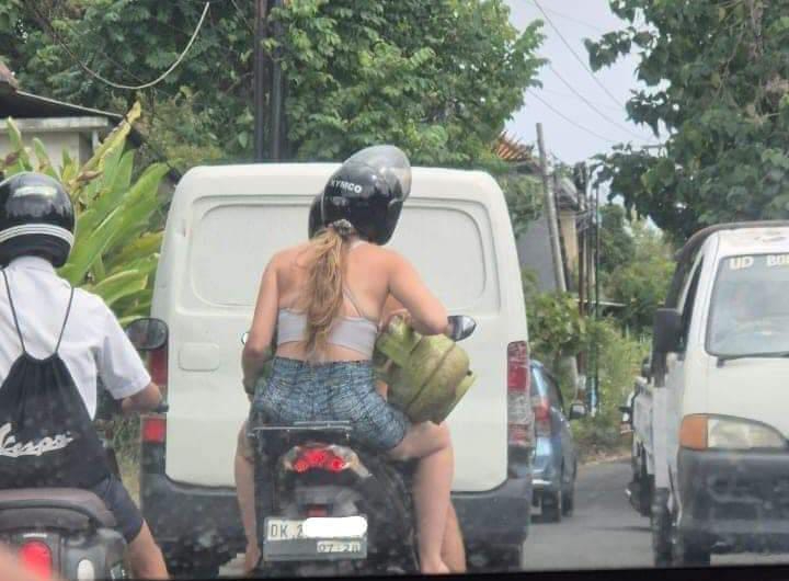 Sebuah foto bule tenteng gas melon ditengah kelangkaan menjadi viral