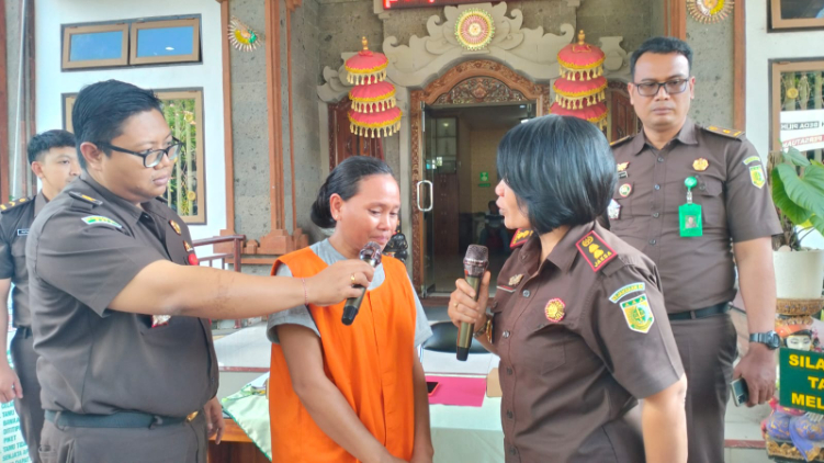 Proses Restorative Justice terhadap tersangka Omyati di Kejari Tabanan.