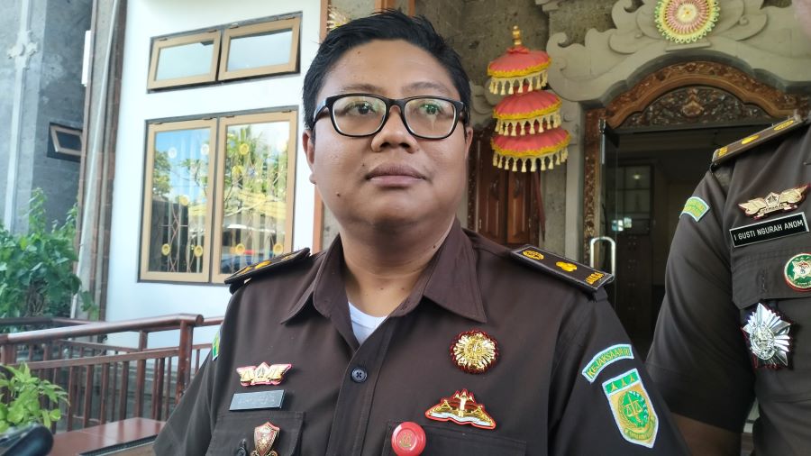 Kasi Pidum Kejaksaan Negeri (Kejari) Tabanan Ngurah Wahyu Resta memberikan keterangan atas vonis Jero Dasaran Alit.