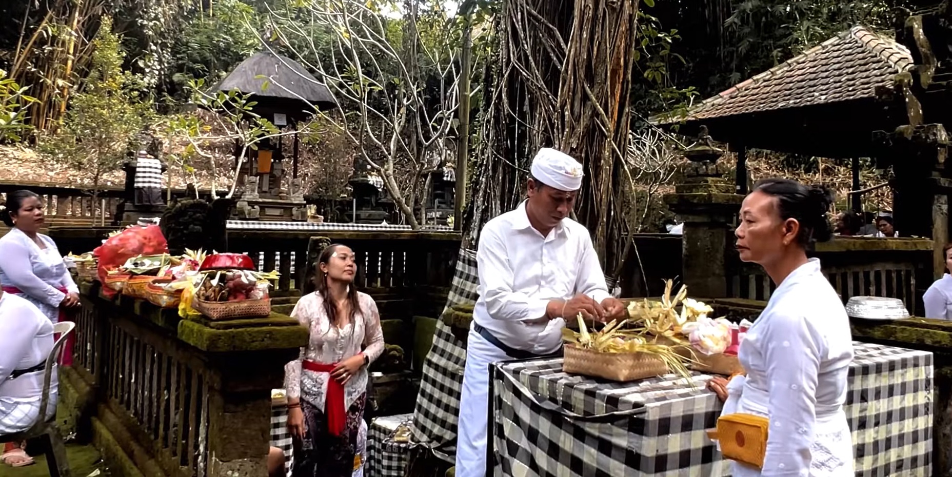 Pura Taman Beji Kebontingguh, Desa Denbantas, Kecanatan/Kabupaten Tabanan sebagai tempat melukat