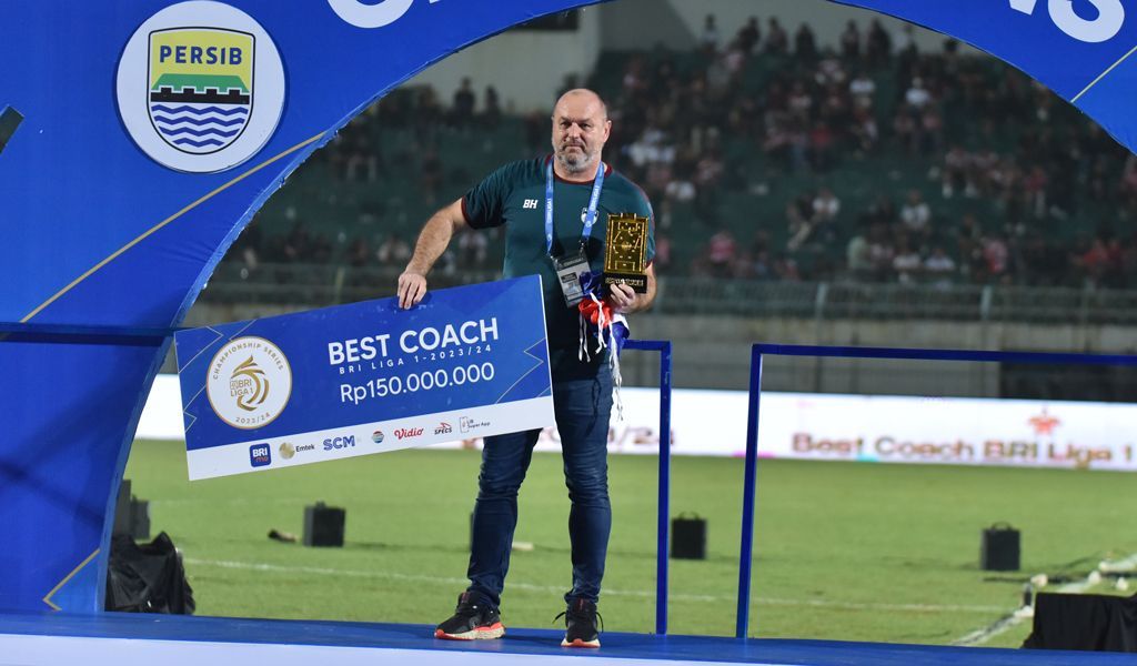 Pelatih Persib Bandung, Bojan Hodak terpilih sebagai pelatih dalam Best XI Liga 1 Indonesia Musim 2023-2024.