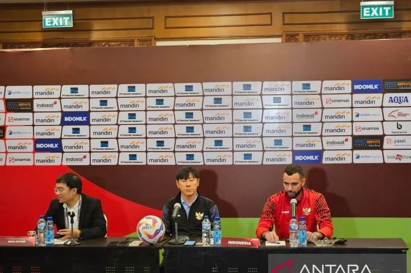 Jordi Amat (kanan) menjawab pertanyaan pewarta pada konferensi pers sebelum pertandingan kualifikasi Piala Dunia 2026 melawan Irak, di Jakarta, Rabu (5/6/2024). (ANTARA/RAUF ADIPATI)