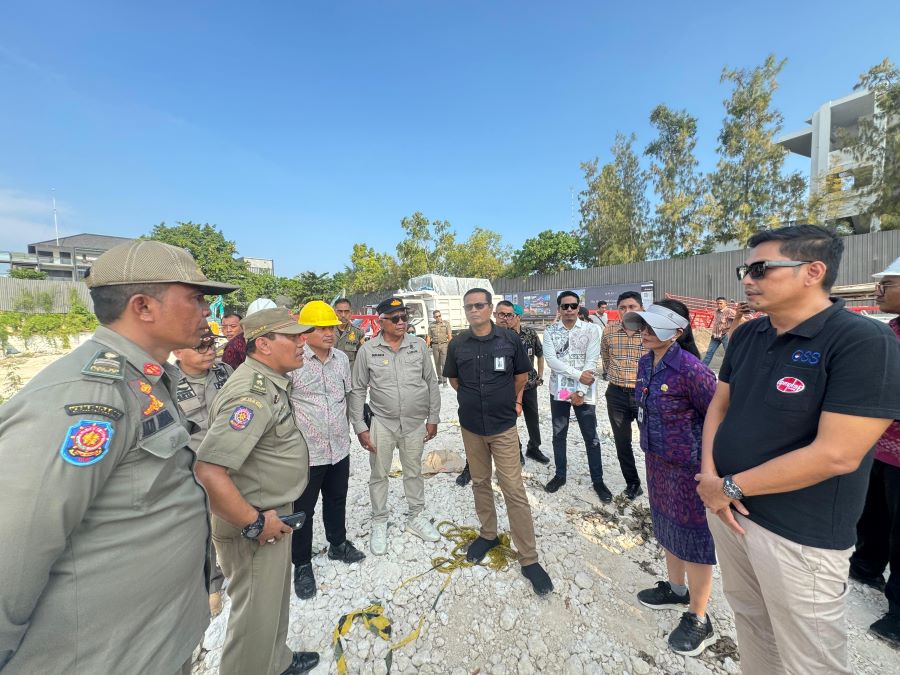 Satpol PP Badung bersama tim lainnya saat melakukan pembersihan reruntuhan batu kapur di Pantai Pemutih, Desa Pecatu, Kecamatan Kuta Selatan, Kabupaten Badung, Bali.
