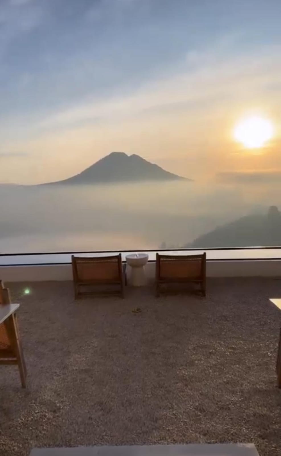 DI ATAS AWAN: Salah satu tempat nongkrong dan staycation yang berasa di atas awan di dekat glamping Kintamani Bali. Cocok untuk melepas lelah setelah perjalanan jauh.