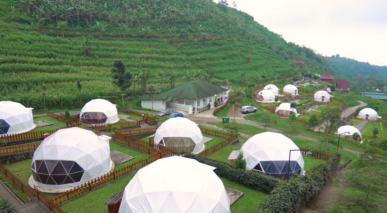 SEJUK: Udara sejuk dan menyegarkan tempat glamping ini mirip Kintamani Bali. Meski dengan harga terjangkau, tetapi fasilitasnya sangat mewah.
