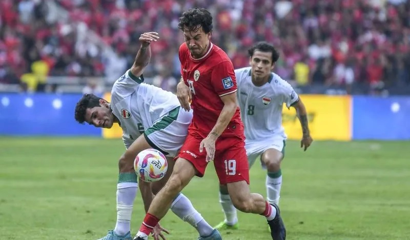 Gelandang Timnas Indonesia, Thom Haye (merah) berjibaku dengan pemain Irak di match day kelima Grup F Kualifikasi Piala Dunia 2026 di Stadion Utama Gelora Bung Karno, Kamis 6 Juni 2024.