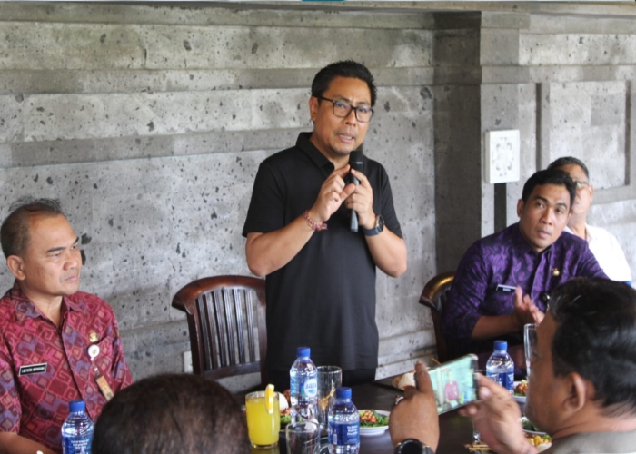 RAKOR: Wakil Walikota Denpasar, Kadek Agus Arya Wibawa pimpin rapat koordinasi dan evaluasi bersama Komunitas Peduli Sungai (KPS) se-Kota Denpasar terkait Pengelolaan Sungai di Kota Denpasar.