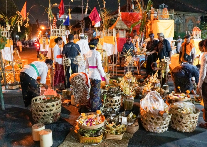 CARU: Pelaksanaan Upacara Caru Balik Sumpah dan Nawa Gempang di Catus Pata Jaba Pura Bale Agung Desa Sibanggede, Kecamatan Abiansemal, Kamis (6/6).
