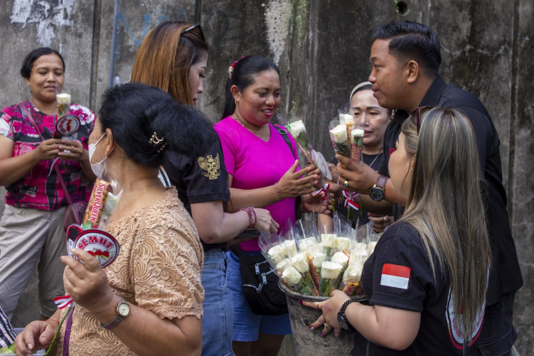 Relawan Semut melakukan aksi bagi-bagi coklat di beberapa tempat seputaran Tabanan