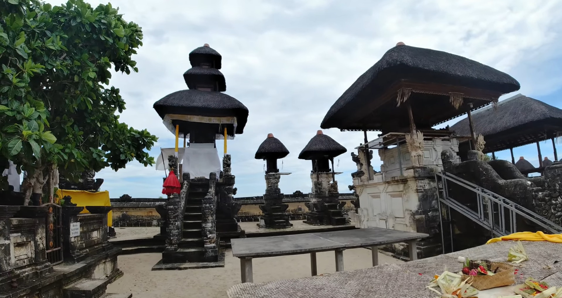 Pura Gunung Payung di wilayah Desa Kutuh, Kecamatan Kuta Selatan, Badung, Bali yang erat dengan perjalanan Dang Hyang Nirartha dalam menyebarluaskan Hindu di Bali
