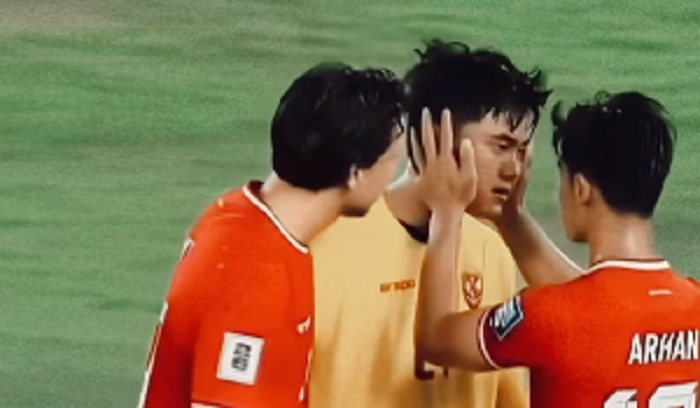 Ernando Ari dikuatkan Pratama Arhan dan Thom Haye usai buat blunder di laga Timnas Indonesia Vs Irak.