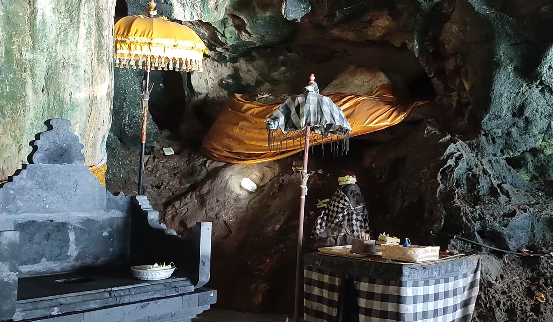 Pura Dalem Batu Pageh Desa Unggasan, Kecamatan Kuta Selatan, Badung yang merupakan jejak perjalanan spiritual Dang Hyang Nirartha