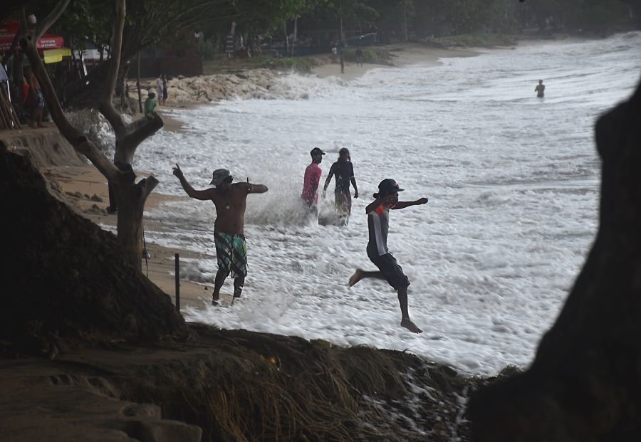 Gelombang tinggi terjadi di Pantai Kuta, Badung, Bali, Jumat, 7 Juni 2024.