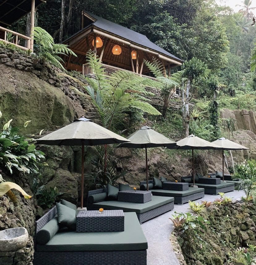 NUKAD: Jika glamping di Kintamani Bali terasa jauh, cobalah nukad di Tampak Siring. Bisa nikmati berbagai kuliner mulai ngegrill hingga rujak colek dan tipat plecing.