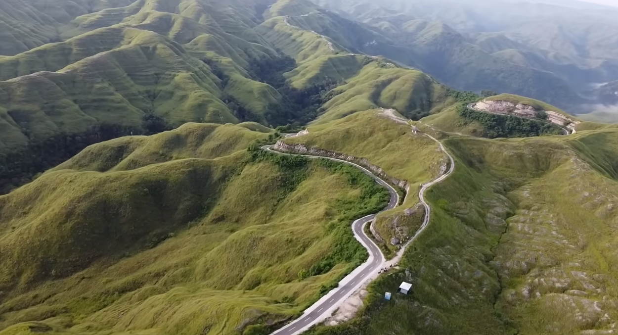 TAK BERUJUNG: Keindahan alam Bukit Piarakuku Sumba seperti tak berujung sehingga mirip pemandangan New Zealand dengan hamparan padang rumput dipenuhi kuda peliharaan.