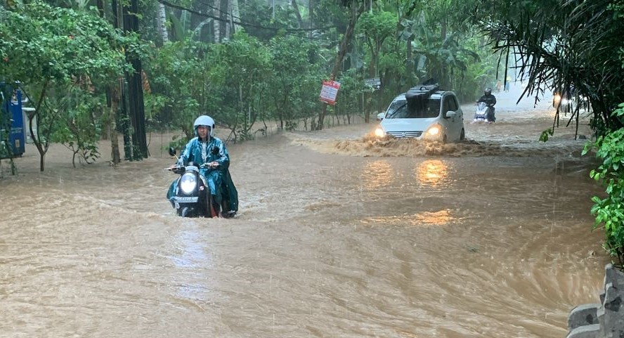 Banjir terjadi di Kabupaten Karangasem, Bali sebagai dampak hujan pada Jumat, 7 Juni 2024.