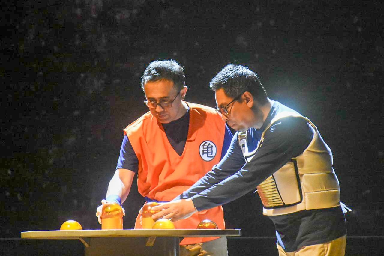 Wali Kota Denpasar I Gusti Ngurah Jaya Negara bersama Wakil Wali Kota I Kadek Agus Arya Wibawa menyatukan Bola Dragon Ball saat pembukaan Denpasar Youth Festival, Senin, 9 Juni 2024.